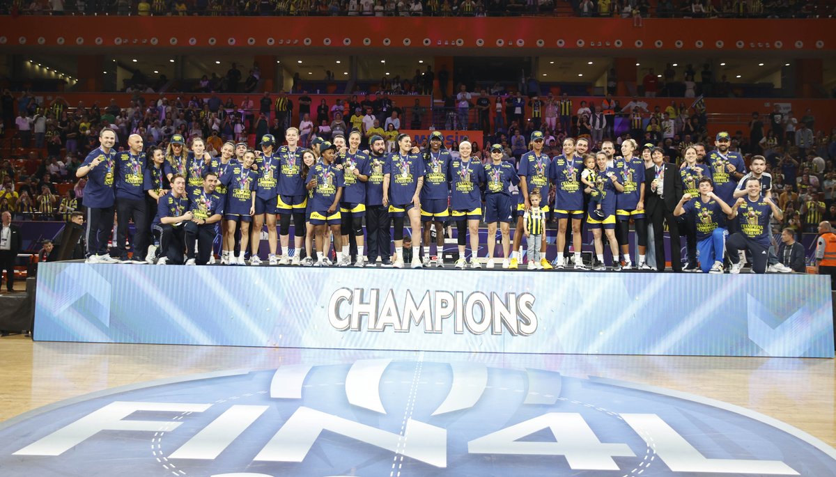 🟡🔵Fenerbahçe Alagöz'ün kupa sevinci