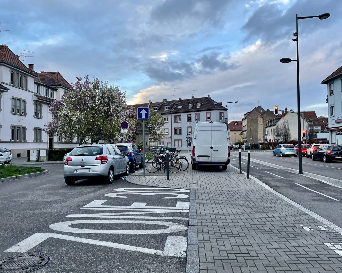 «Je pensais qu’on participait au concours des plus beaux GCUM, on s’y est mis à plusieurs au même endroit»

📍 Place Mathieu Zell

R417-11 Stationnements très gênants, amende de 4ème classe, 135€

#GCUM #Cronenbourg #Strasbourg #ImpunitéAutomobile