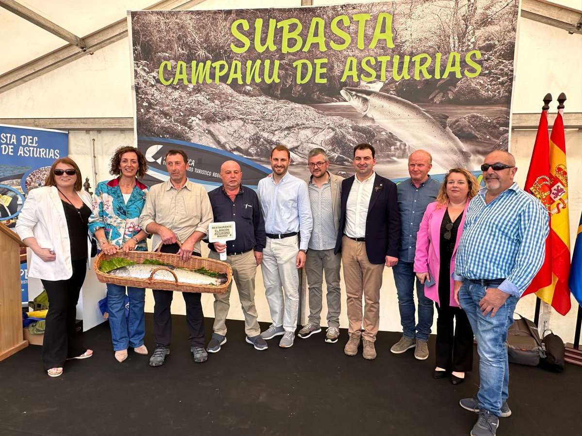 📸<a href="/AdrianPumares/">Adrián Pumares</a> asistió a la subasta del #campanu en Cornellana, #Salas. 
👉El campanu de esta temporada ha sido capturado por el pescador Gonzalo Díaz Soto en el río #Narcea.
<a href="/AytoSalas/">Ayuntamiento Salas</a> <a href="/SergioHidalgoA_/">Sergio Hidalgo Alonso</a> <a href="/FOROAsturias/">FORO Asturias</a>
