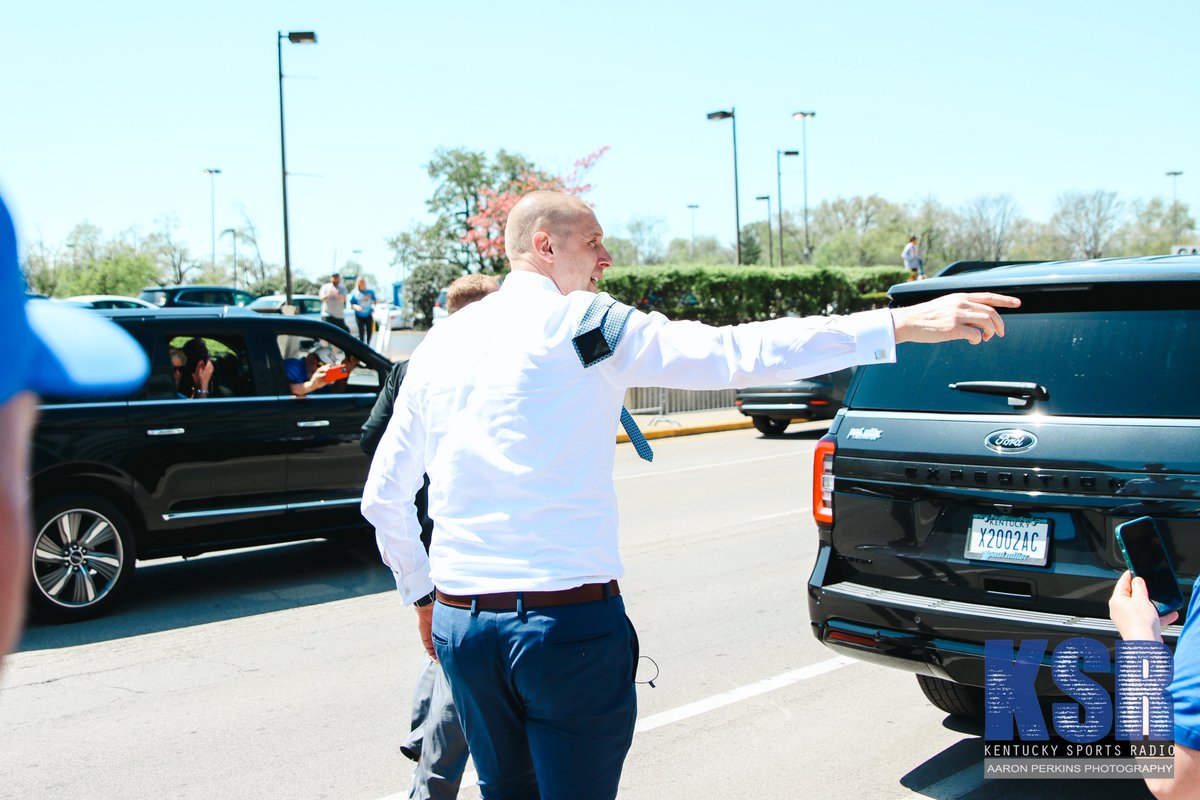 Aaron_Perkins21's tweet photo. Coach Pope stops to greet fans waiting outside of Rupp for his introductory press conference. One of us. 

📸: @KSRonX / @KySportsRadio https://t.co/IiD5w9yqJv