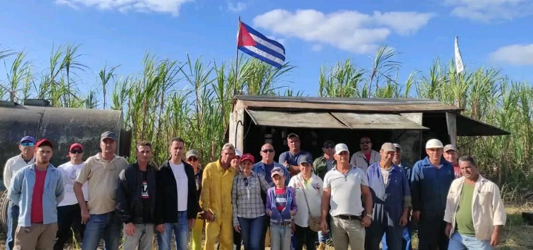 Seguimos acompañando a los héroes azucarero en #QuemadodeGūines unidos en la siembra Azúcar para crecer #JuntosPorVillaClara