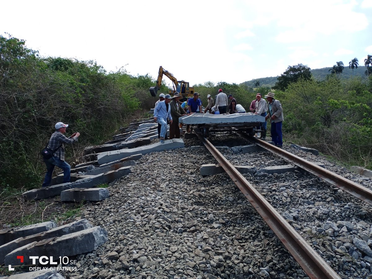 Continúan las labores para el restablecimiento de la vía férrea afectada en el km 364.2 de línea central en las inmediaciones a Siguaney, para ello cerca de 50 trabajadores de la UEB Vías y Puentes en #SanctiSpíritus y 29 soldados del EJT y oficiales de las FAR acometen la tarea.