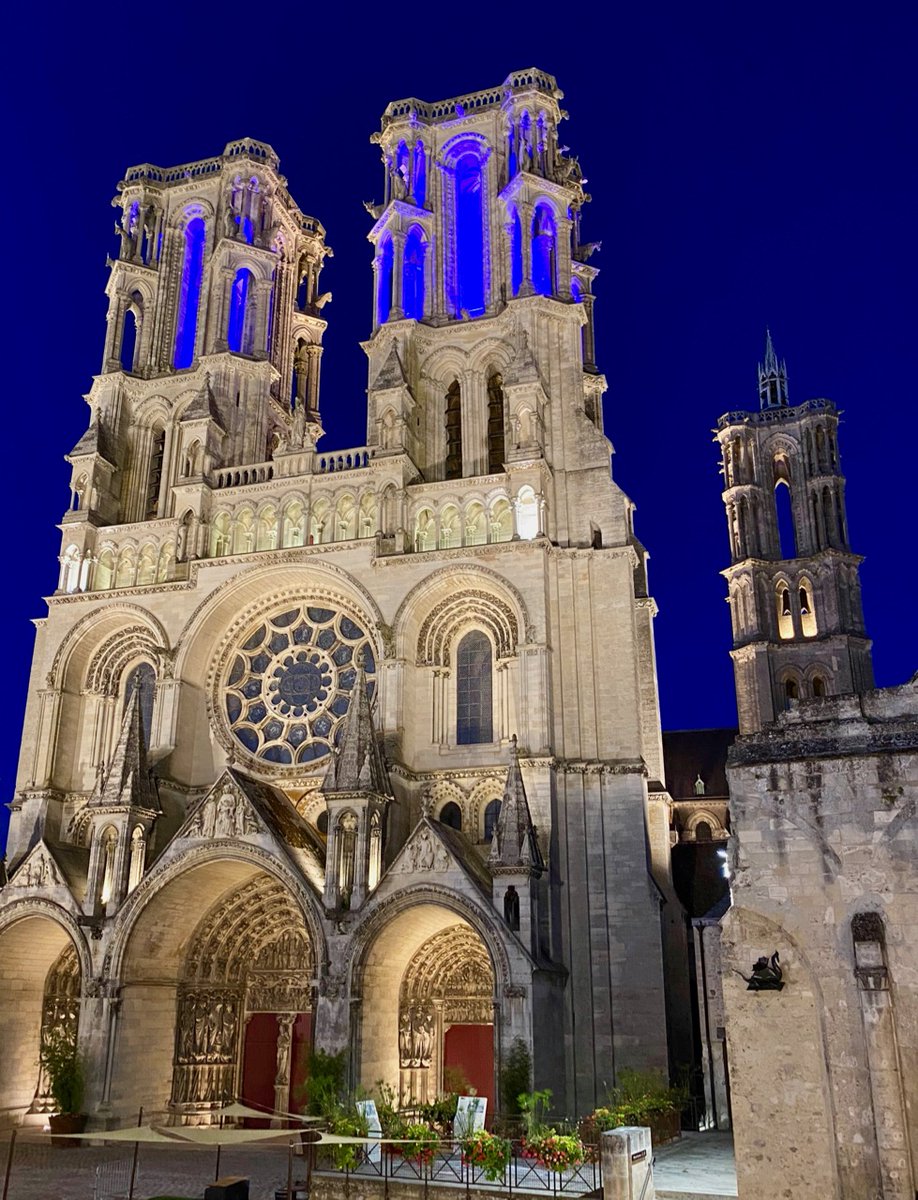 2eme match du groupe 2 : - Eglise St Michel AIGUILHE (43) Face à - Cathédrale Notre Dame LAON (02) Photos dans l'ordre cité Les votes ci-dessous #concourseglise