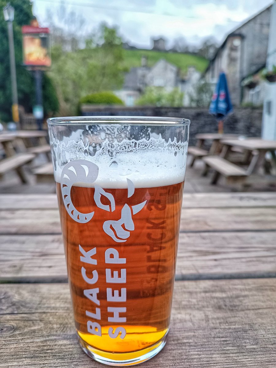 That's probably the nicest pint of handpulled Black Sheep I've ever had. With Peveril Castle in the background. 😍