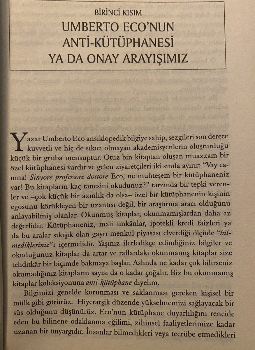 Ben de Umberto Eco’dan ilham alan Anti-Kütüphane fikrini uyguluyorum. Kütüphaneniz ego okşama yeri olmamalı. Bildiklerinizden çok, bilmediklerinizi içermeli. Ayrıca neyi bilmediğinizi gözünüzün önünde tutmak kontrolden çıkabilecek bir egoyu kontrol altına alır. Düzenli kitap…