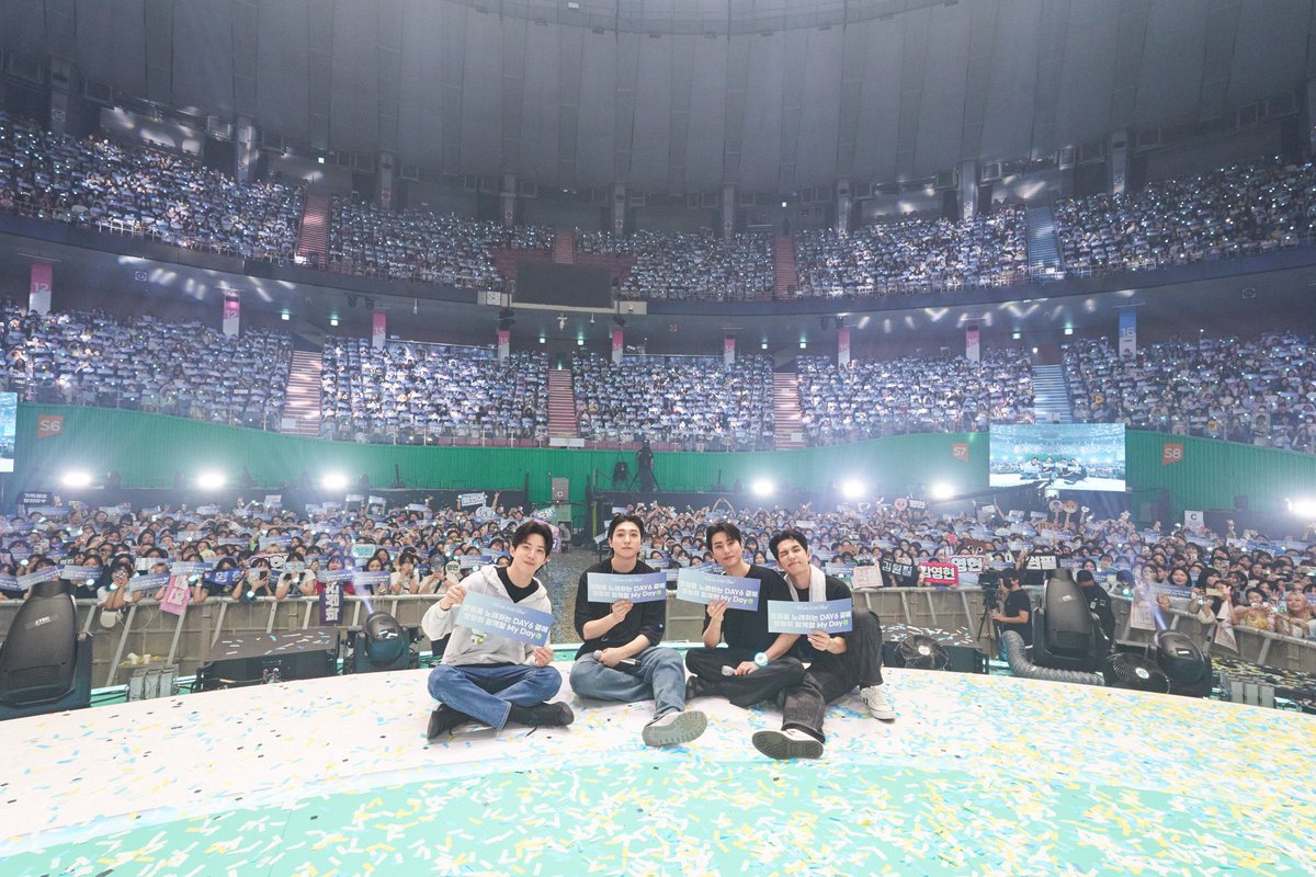 Gathered in a picturesque ensemble, capturing the essence of our final DAY6 Concert: Welcome to the Show. Memories immortalized in a tapestry of music and camaraderie. Grateful for every moment shared. 📸🎶
