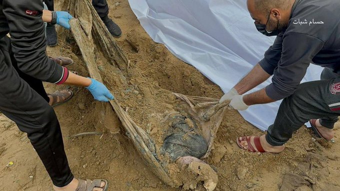 Ongoing crimes!

Palestinian bodies have been found beneath the sand barriers erected by the occupying army after its incursion into Beit Lahia in the Northern Gaza Strip. The land served as a temporary graveyard for several bodies, which the occupying army dug up.