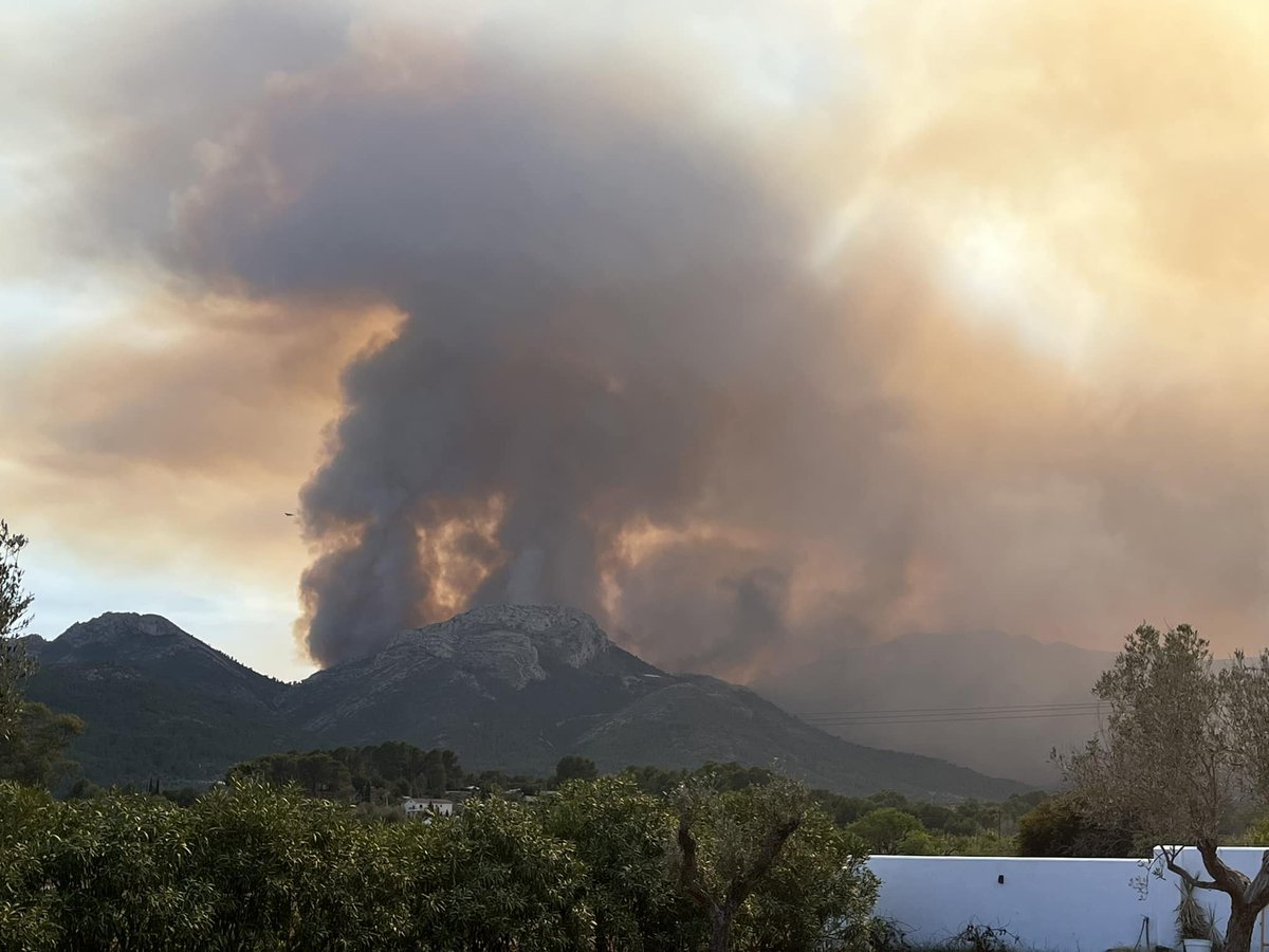 Fuerza y acierto a los profesionales que estan trabajando en el #IFTarbena. ❌Este incendio es una advertencia ⚠️ del peligro que supone no invertir en prevención lo suficiente y desmantelar el dispositivo de prevención y extinción de incendios forestales. 📸 @VOSTcvalenciana