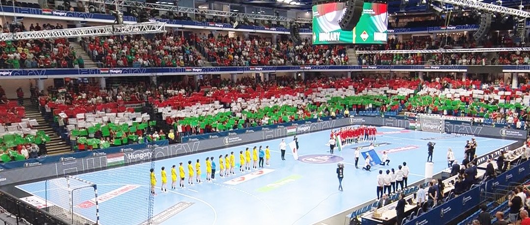 FottiHU's tweet photo. 🎫✈️🇫🇷 Női válogatottunk ma Debrecenben, a férfiak pedig még márciusban Tatabányán harcolták ki az olimpiai részvételt! 

A szurkolókra nem lehetett panasz: mindkétszer fergeteges hangulatban sikerült kijutnunk! 🙌🇭🇺 https://t.co/p2itX12LQV