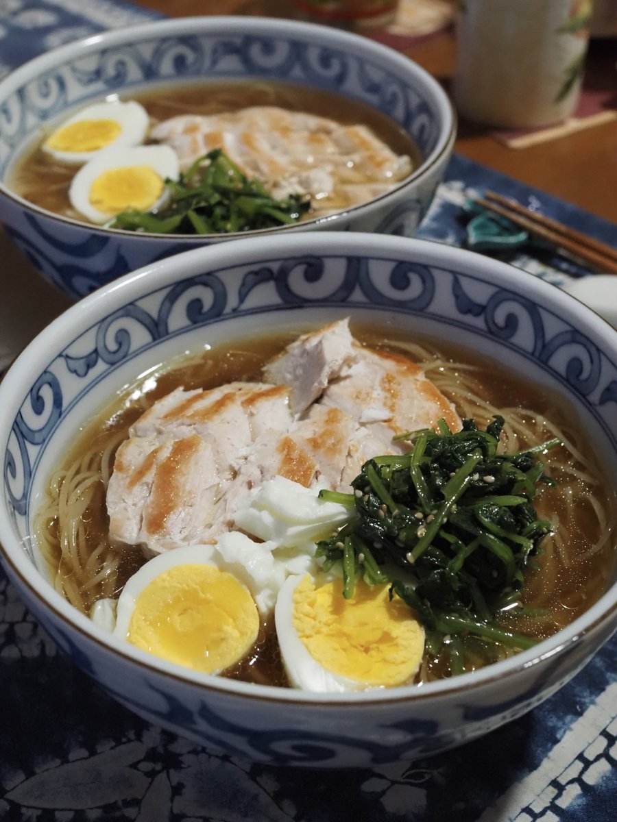 #おうちごはん 

🌿鶏そば

濃厚チキンブロス変身第一号
当たり前だけど具より麺よりラーメンスープが一番複雑で深い味が出てる
でも具と麺とのバランスがイマイチだなあ…😕

ラーメンは奥が深いね
ゆで玉子は思い切り切るの失敗した〜😂