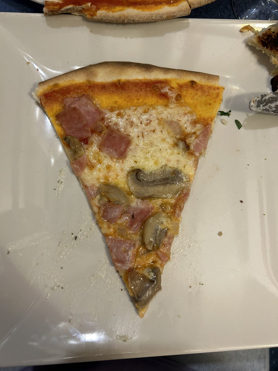MartaRiver3E's tweet photo. Las pizzas son círculos y las cortamos en triángulos 🍕‼️😎🤔.
#didgeometria3E 
#geometriavacaciones3E https://t.co/tvakSvi11D