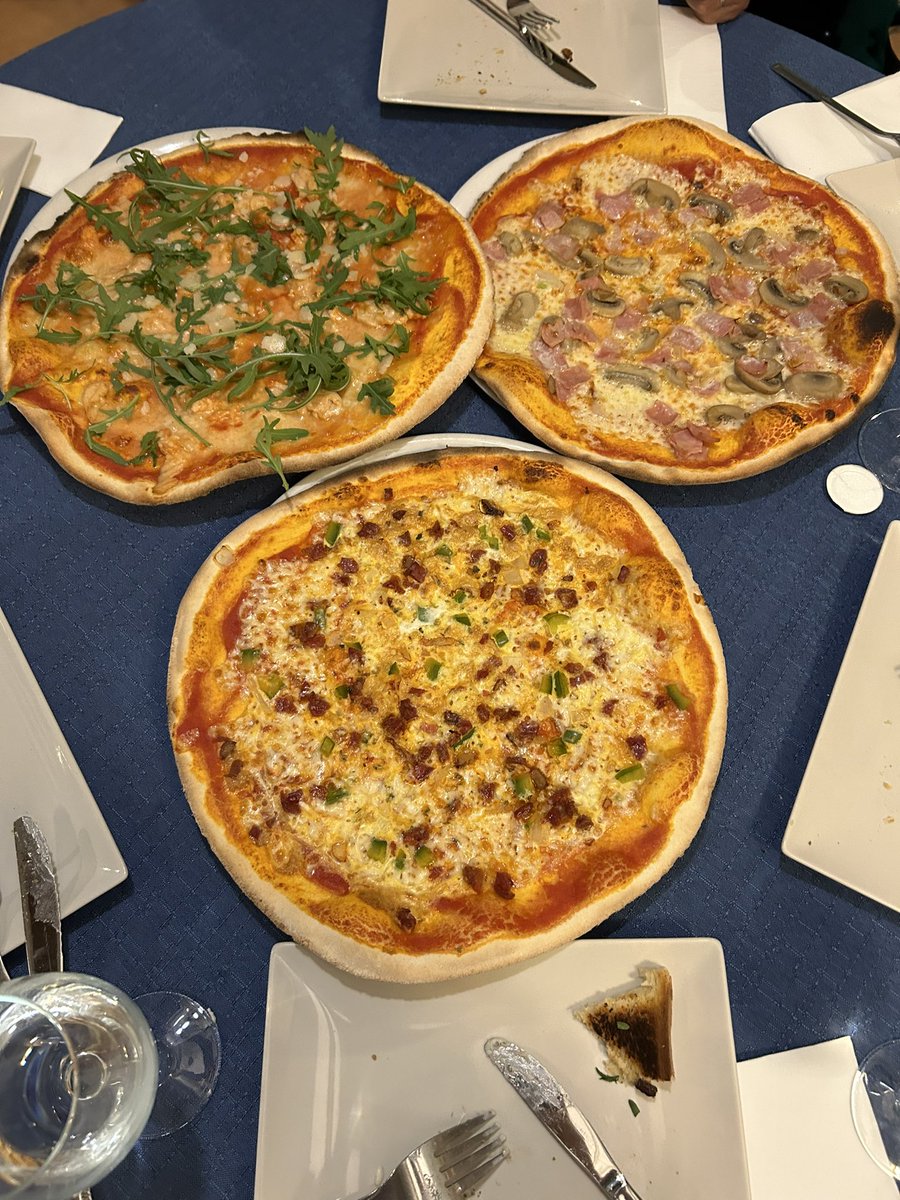 MartaRiver3E's tweet photo. Las pizzas son círculos y las cortamos en triángulos 🍕‼️😎🤔.
#didgeometria3E 
#geometriavacaciones3E https://t.co/tvakSvi11D