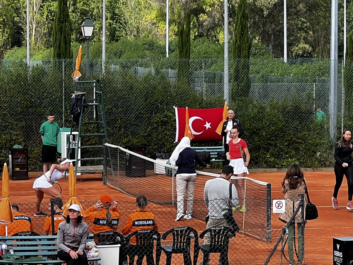 YENİ BÖLÜM! 🚨 Monte Carlo’da şampiyon yine Tsitsipas oldu. Onun performansını, Ruud’u, Sinner ve Djokovic’i, hakem kararlarını ve toprağa geçişi konuştuk. Ayrıca Portekiz’den Estoril Open ve milli takım izlenimlerimiz de yeni bölümde. İzlemek için: youtu.be/KYAYQjoMPJg?si…