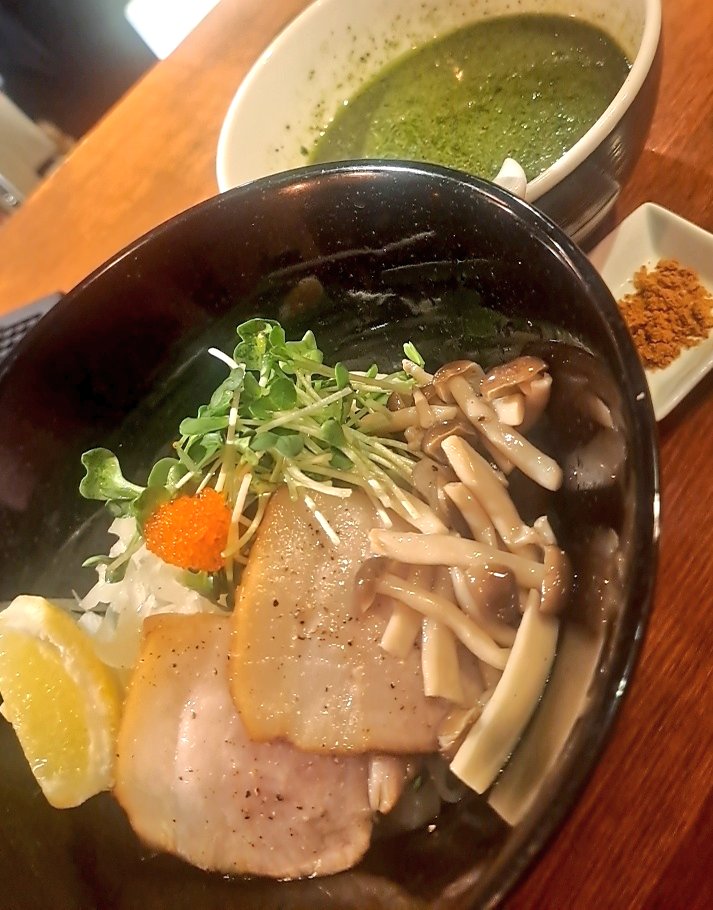 要町 #麺屋KEMURI

週限定🍜
バジルとセロリの塩つけソバ
+おじやセット

大好きなセロリ バジル ニンニク のマリアージュ✨

途中で麺にレモンを絞って味変
その後燻製カレー粉をスープ投入でさらに味変
〆はおじやセットで🍚ドポン🐷👍️✨

今日も美味し楽しい一時に感謝☺️🍀