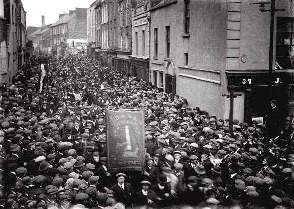 solidarityLK's tweet photo. Today is the anniversary of the start of the 1919 Limerick Soviet after the British military.
A rare photo of a mass demonstration on the streets of Limerick during the Soviet.
🧵 Part 1 of a thread.
#limericksoviet #LimerickAndProud
#socialism https://t.co/LHc7jxkmKj