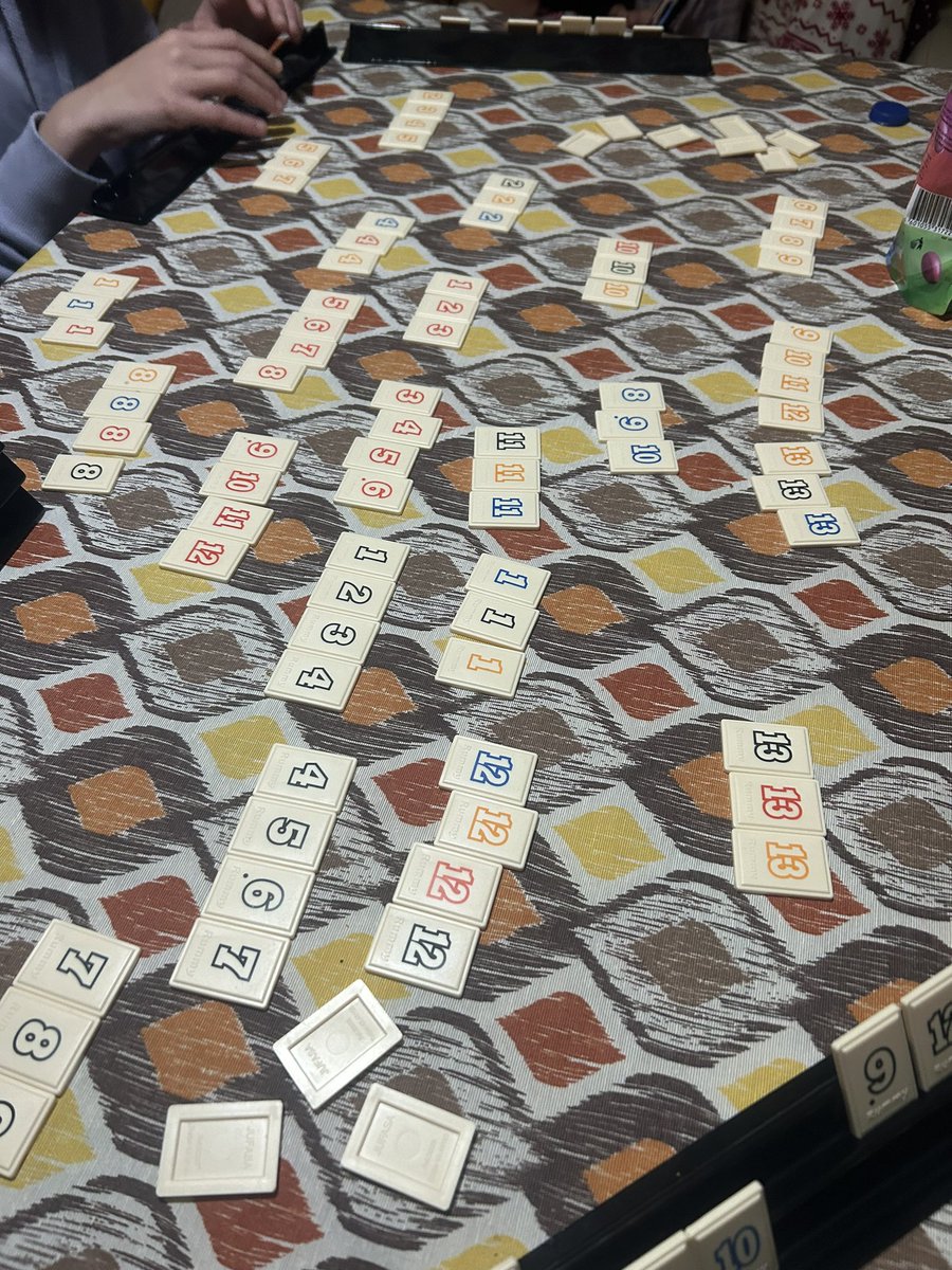 MartaRiver3E's tweet photo. Ahora me doy cuenta después de mucho tiempo jugando a este juego ,que las fichas son rectángulos 😵‍💫.
#didgeometria3E
#geometriavacaciones3E https://t.co/kfwGX9qnZR