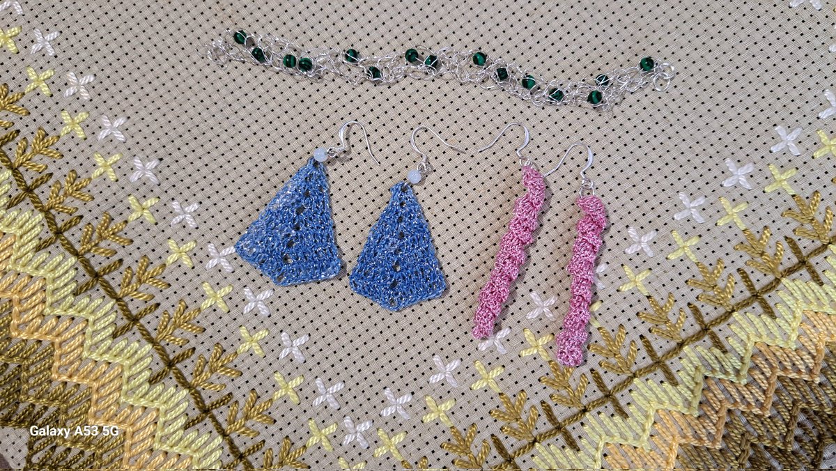 I started a familiar #pattern, and while I wonder I #crocheted some glitter.  #HandmadeHour #gifts  #giftidea #shoppingonline #etsy  #forsale #handmadejewelry #earrings #bracelets #cottonart #JewelryLove #artwork #cotton 
etistitchx.etsy.com