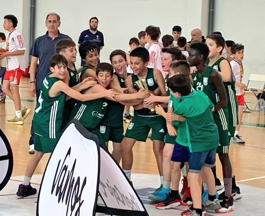 Los chicos del alevín A finalizan terceros el cto. de Aragón. Ayer derrota en semis ante @cbzaragoza y hoy victoria ante @CNHeliosBasket tras un partido vibrante en el q han remontado un -15 en un quinto periodo fabuloso con un parcial de 2-19 en 4 minutos. #MiniStadium🏀💚⛹🏻