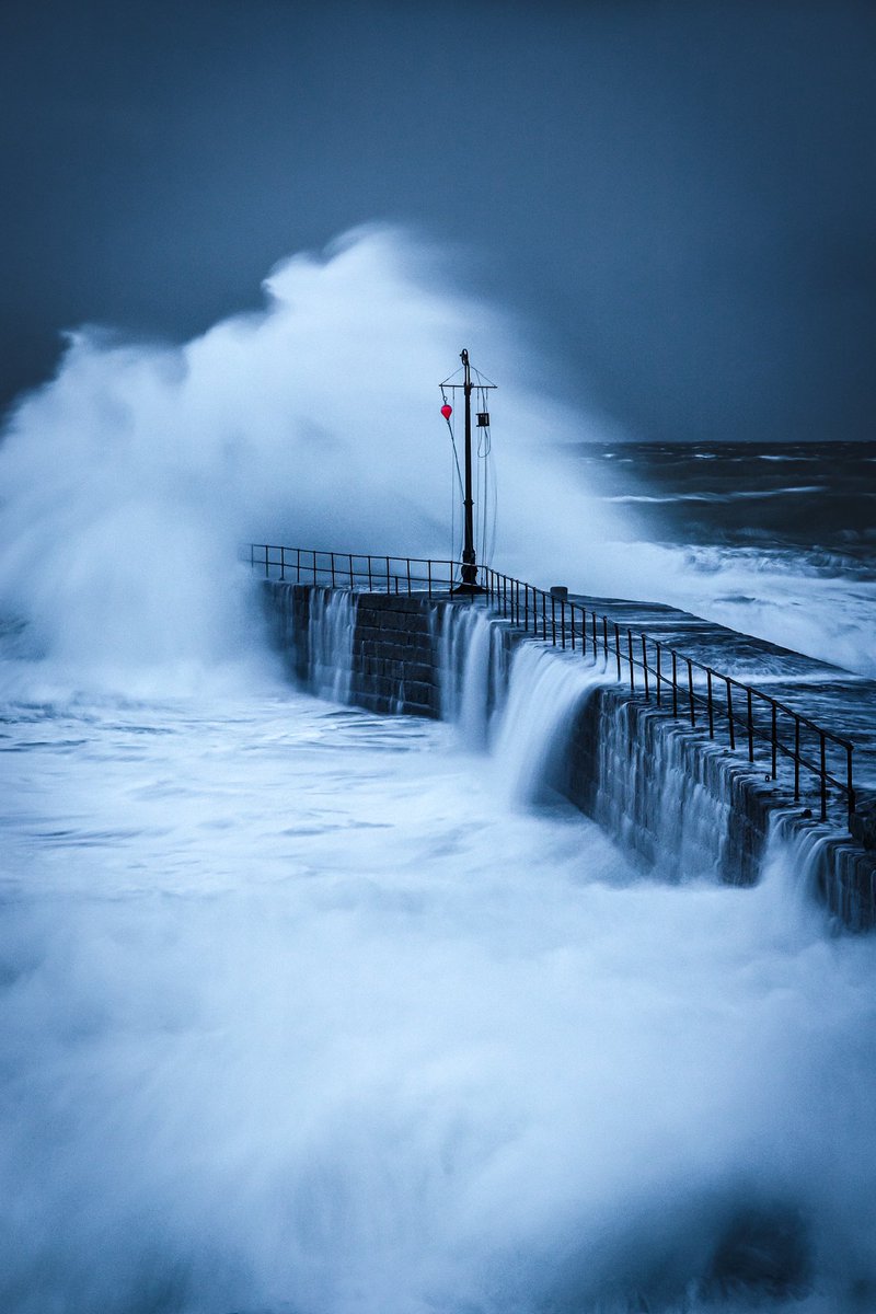 Just a small swell running at Porthleven in Cornwall.
#cornwall #photography #longexposurephotography #seascapes