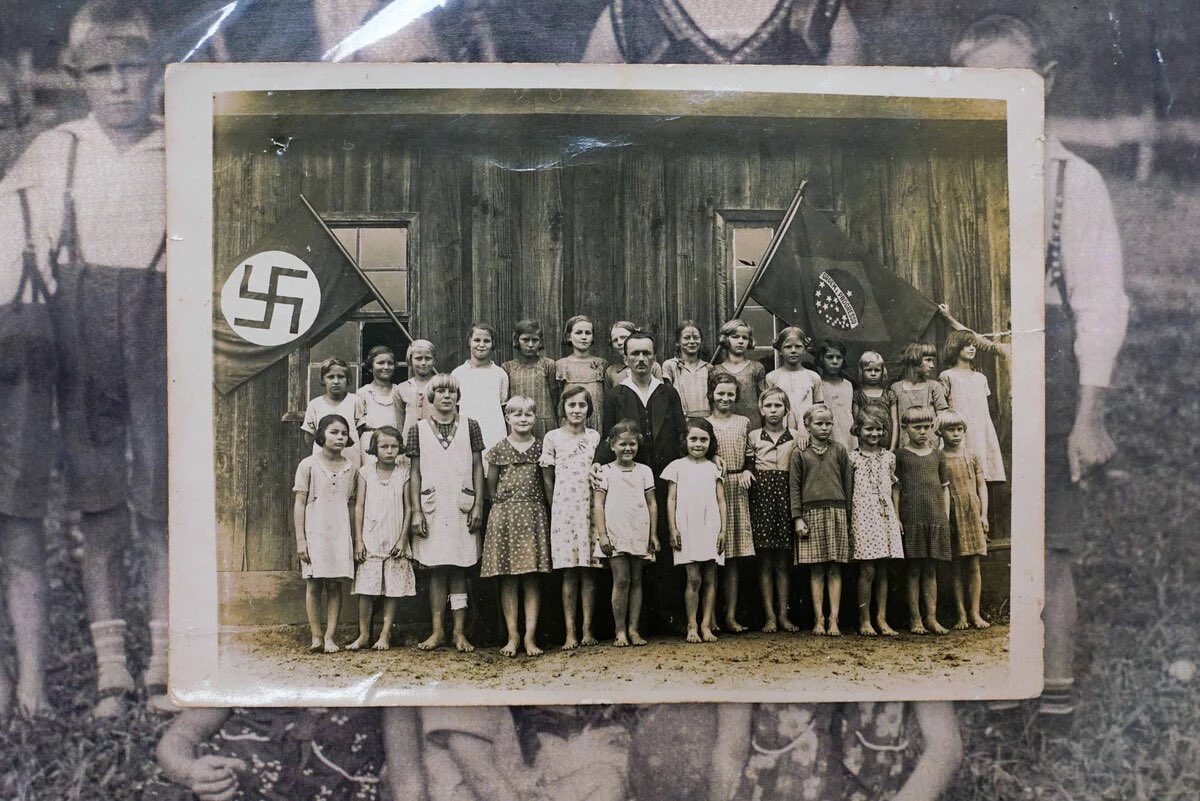 🚨 GRAVÍSSIMO: Secretaria de Educação em cidade de Santa Catarina exibe símbolos nazistas VEM COMIGO PRA MAIS UM 🧶👇🏻