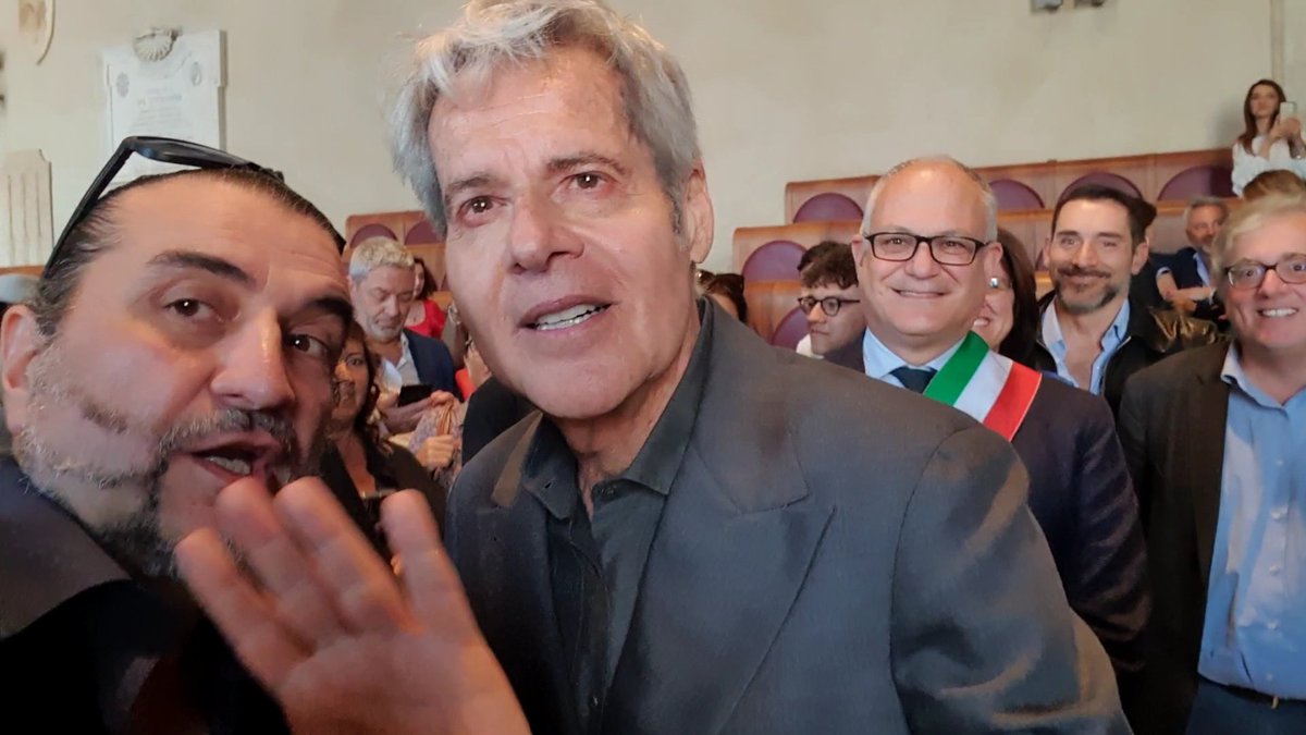 Lo Straordinario <a href="/ClaudioBaglioni/">Claudio Baglioni</a> ha ricevuto il #Premio #LupaCapitolina dal #SindacodiRoma <a href="/gualtierieurope/">Roberto Gualtieri</a> e #saluta i #fan col #Salutatore 👋 😀🎼 
youtu.be/GH3_FdRL9Hk?fe… #Claudiobaglioni #manina #baglioni <a href="/fattoquotidiano/">Il Fatto Quotidiano</a> <a href="/leggoit/">Leggo</a> <a href="/repubblica/">Repubblica</a> <a href="/AnsaRomaLazio/">Ansa Roma&Lazio</a>