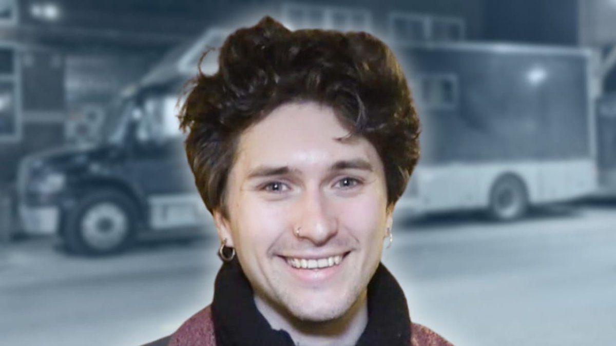 DigitalTourBus's tweet image. .@holdingabsence (@sharptonerecs) takes you on a tour of the bus they toured North America in! Watch the video at bit.ly/497syhF 

#holdingabsence #sharptonerecords #digitaltourbus #businvaders #tourbus #posthardcore