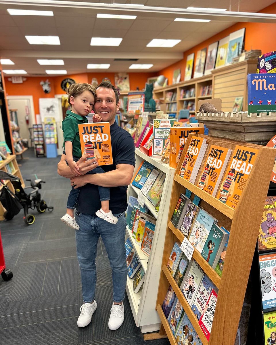 jarredamato's tweet photo. Thanks so much to everyone who stopped by @thecuriousreader this afternoon to celebrate the launch of JUST READ IT! 📚🧡 https://t.co/ssIsuDcA8j