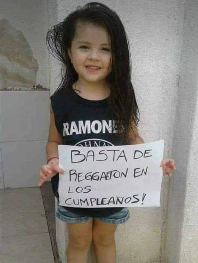 Porqué la tenéis hasta el chichi...pobrecita 😠😠😈.