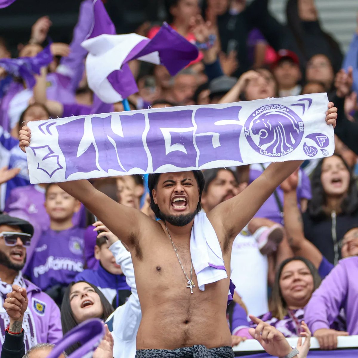 los90deportes's tweet photo. Ganó el fútbol 🟣⚪🟡⚫

16521 espectadores controlados en el clásico penquista en dónde el buen comportamiento de ambas hinchadas marcaron una tremenda jornada en Collao. 

+ Aliento 
- Violencia 

¡Si se puede!

#Los90Deportes https://t.co/6LZuJY56Sw