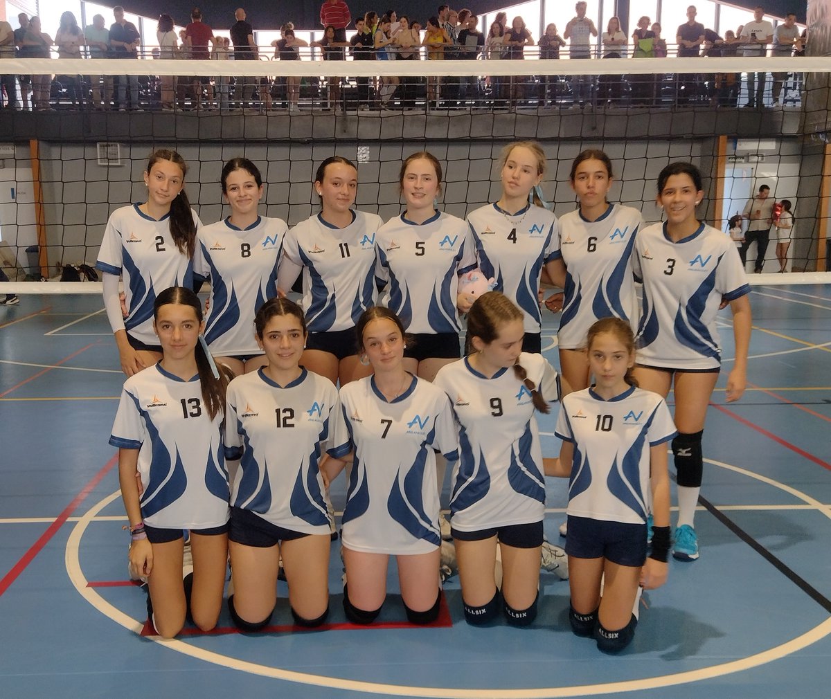 arganvoley's tweet photo. ¡ SOMOS DE PRIMERA !
Nuestro equipo Infantil cierra el play-off de descenso con otra gran victoria sobre Villalba A por 3 - 2 (25-16, 8-25, 25-22, 22-25, 15-10).  En su 1ª temporada en Primera, salva la categoría y desde mañana trabaja por una temporada próxima con menos apuros. https://t.co/qhc3GVPLQS