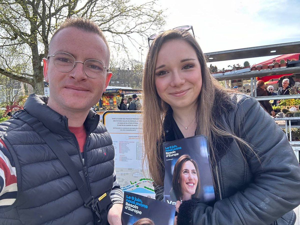 lesjem29's tweet photo. Encore un week-end riche en mobilisations, tractages sur le marché de Quimper et dans les rues de Brest et plusieurs collages.

Merci beaucoup à Melvyn notre coordinateur d’être venu nous aider. 

Le 9 juin qu’un seul vote, celui de @ValerieHayer car nous avons #besoindEurope 🇪🇺 https://t.co/7H3nmGvovh