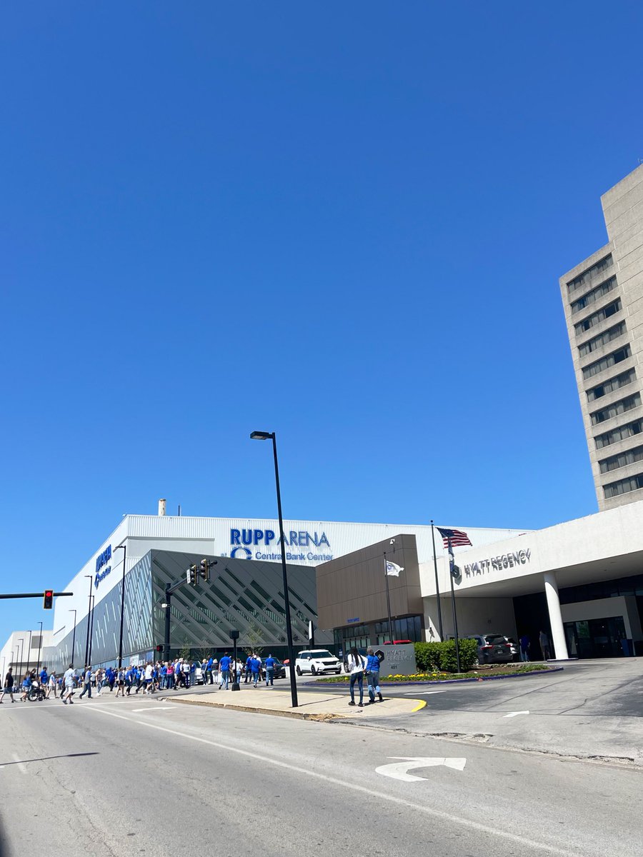 Beautiful day in the Bluegrass to welcome @CoachMarkPope back home to @Rupp_Arena! 💙