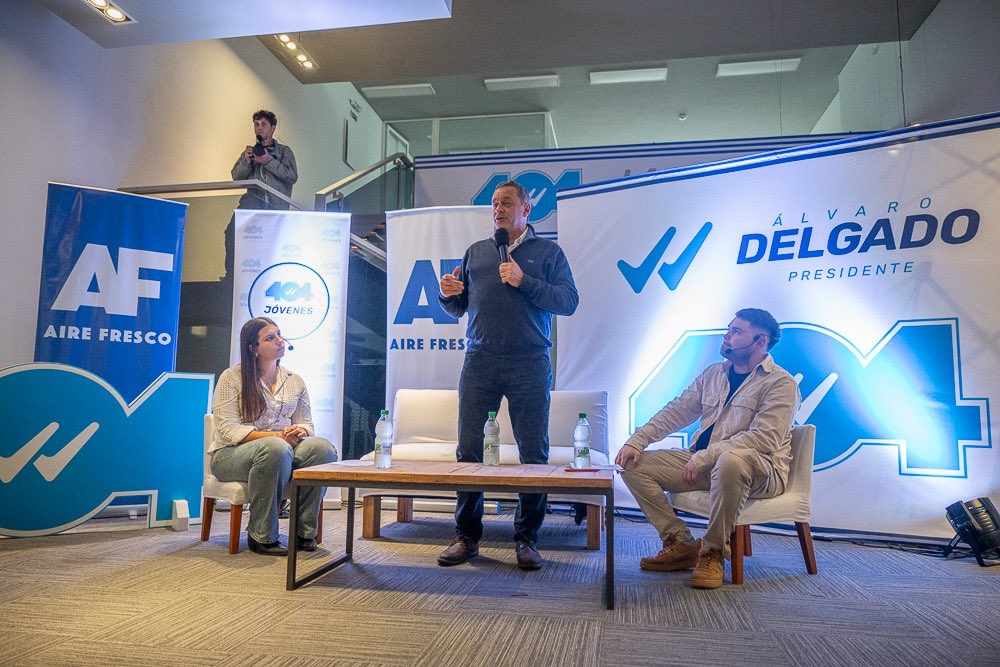 mateo__estrella's tweet photo. Llevamos adelante un distendido y divertido mano a mano con @AlvaroDelgadoUy 

Orgulloso de este equipo de @jovenes404 que llenó nuestra Sede Central. https://t.co/xUFcy0zfPx
