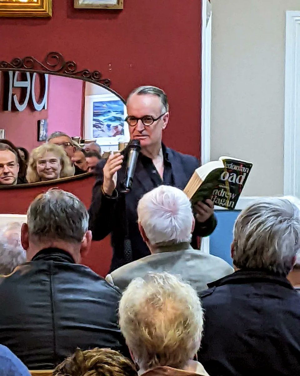 What a wonderful event last night with the incredible Andrew O'Hagan ✍️ @CJessCooke was the perfect chair and asked such insightful questions about Andrew's fantastic Sunday Times Number 1 bestselling novel, Caledonian Road. To order your copy online 👇 uk.bookshop.org/a/10793/978057…