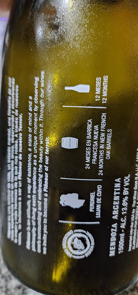 Chardonnay Napa Style de <a href="/LosFlaneurs/">Los Flaneurs</a>.. Una bomba atómica pero todavía muy joven. Creo que tiene por lo menos para 3 añitos más de paciente espera. Nariz austera, algo cítrico y madera presente, en boca similar pero aparece también un poco de whisky-lactona y diacetilo. Tremendo!