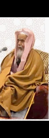 AK_NF_SM_1's tweet photo. #لا_يفوتنك_يا_طالب_العلم

🔸️من أنفع الطرق لتصوير المسائل الفقهية= ربط هذه المسائل سواء كانت إجماعية أم خلافية بوقائع وأحداث تاريخية خاصة إذا كانت قريبة، يستفيد منها طالب العلم استحضار مثال واقعي جيد عند إرادته التصوير لغيره، وكذلك يستفيد توثيق جملة من الأخبار خاصة التي لا تجدها مدونة، وكذلك معرفة جملة من اختيارات أهل العلم وطريقة تعاملهم في مثل هذه المسائل، ويستفيد إيضاح المعلم لجملة من الأمور التي كانت تفعل في وقتهم ونحو ذلك، وممن كان يفعل ذلك شيخنا #سماحة_المفتي حفظه الله ورعاه..

🔹️فمن أمثلة ما ذكره في مسألة إجماعية، ما ذكره في مسألة من كانوا صياما ثم ثبت لهم أن هلال شوال قد ظهر قبل، فإنهم في هذه الحال يجب عليهم الفطر، وحكاه ابن حزم وابن عبدالبر إجماعا، قال شيخنا حين قراءة هذه المسألة عليه: (الجد محمد وصل له خبر هلال شوال العصر فخرج يأكل "قريظ" ليبين للناس أنه مفطر).

🔸️ومن أمثلة ما ذكره في مسألة خلافية ما ذكره في مسألة ما يحل للمحرم بعد التحلل الأول، فمشهور المذهب يحل له كل شيء إلا النكاح وما يتعلق به، وعند الشيخ تقي الدين يحل له أيضا عقد النكاح، علق شيخنا (وهو اختيار الشيخ #ابن_باز وفعله حين تزوج بنت الشيخ عبدالرحمن الخضير "أم أحمد" ثم بنى بها في القصيم وسافر لهم هناك) وكان شيخنا موجودا تلك السنة في مكة، ومن اللطائف أني سألت شيخنا #عبدالكريم_الخضير حفظه الله بحكم أنها عمته فقال لي (الشيخ أعلم، ذاك شيء لم ندركه) جزاه الله خيرا.

 🔹️ومن أمثلة ما تستفيده من معرفة مراد بعض الناس في أوقات معينة، أنه مرة سئل شيخنا من قبل الشيخ #عبدالعزيز_بن_قاسم حفظه الله عن وصية وجدها لرجل أوصى بشيء وجعل غلته لمنارة المسجد، فبين شيخنا أن المراد ممن كان يفعل ذلك هو الوصية على مؤذن المسجد، وإتماما للفائدة فإني كنت مرة مع سماحة الشيخ لزيارة الشيخ #عبدالرحمن_البراك حفظه الله، فجرى ذكر جملة من الوصايا النجدية، فذكرت لسماحة شيخنا والشيخ البراك يسمع تعجبي من ذلك الس��ال المذكور آنفا، فالتفت عليّ الشيخ البراك وقال لي ما معناه هو عندهم من تنزيل المحل منزلة الحال فيه المرتاد له عادة أو كما قال حفظه الله..جزاهم الله عن المسلمين خير الجزاء..

🔸️ووصيتي في مثل هذه الأخبار أن يحرص طالب العلم على التقييد وعدم الاعتماد على الذاكرة، فإنه خلا�� هذه السنين ذكر سماحة شيخنا جملة من اللطائف في باب العبادات والمعاملات وغيرها اعتمدت فيها على ذاكرتي ثم نسيتها مع مرور السنين فندمت جدا لكن لعل في الأمر خيرة والله حكيم عليم، والمقصود بيان نفع هذه الطريقة في التعليم، والحمدلله رب العالمين.
