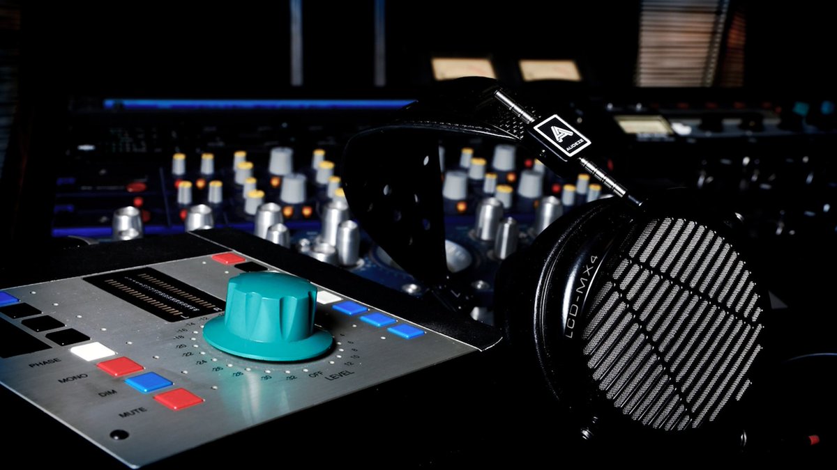 Audeze's tweet photo. LCD-MX4 from the Magic Garden Mastering Studio of Brian Lucey!
#AudezeInTheWild #MagicGardenMastering https://t.co/j4arKccQ7l