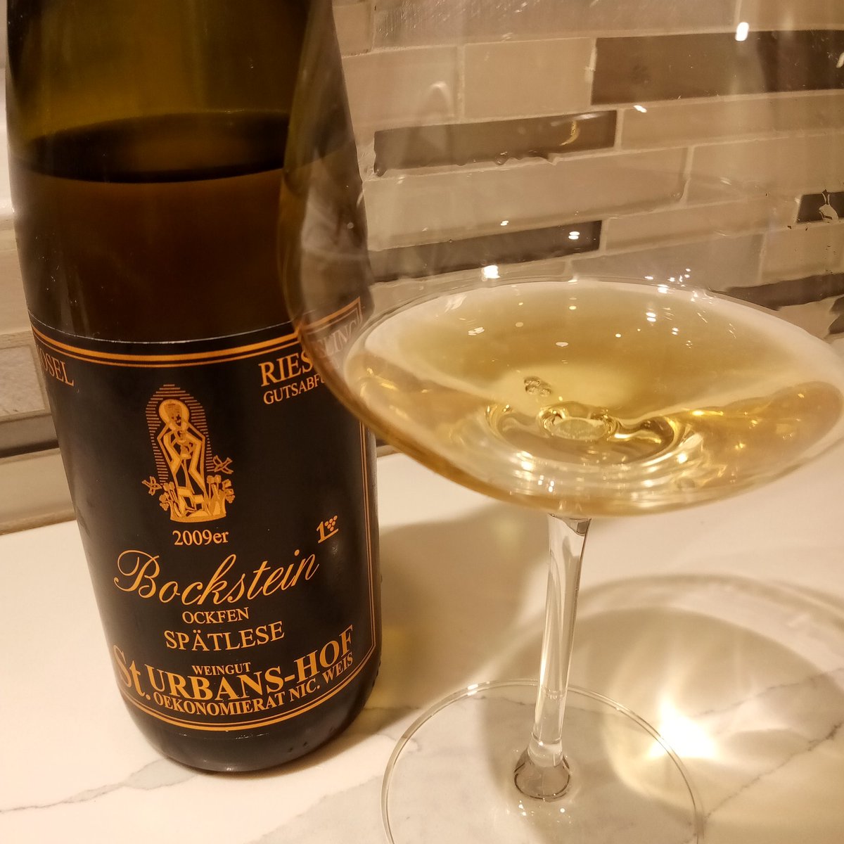 A perfect pairing of Spicy Honey Garlic Chicken @HBHarvest with a beautifully aged 2009 Ockfener Bockstein. @grapelive @RussellVine1981 @FoodieWineLover @SuzyQlovesWine @VncentLIFE #Mosel #wine