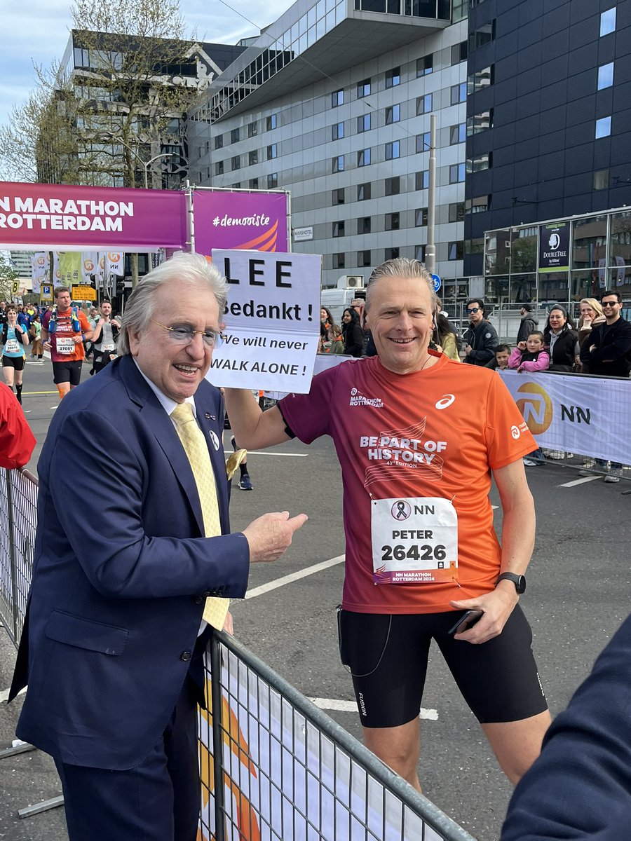 Kent iemand Peter? Leuk als hij zelf deze foto krijgt. Hij had zo’n mooi karton gemaakt. #MarathonRotterdam #gemeenterotterdam #nationalenederlanden <a href="/rotterdam/">Gemeente Rotterdam</a> #demooiste