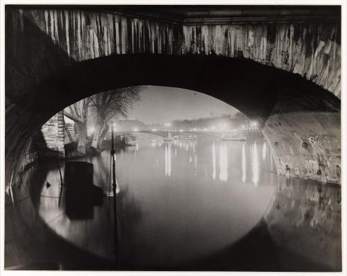 Brassaï. Le pont Royal vers le pont de Solférino et le Grand Palais 1932-1933. Paris Seine