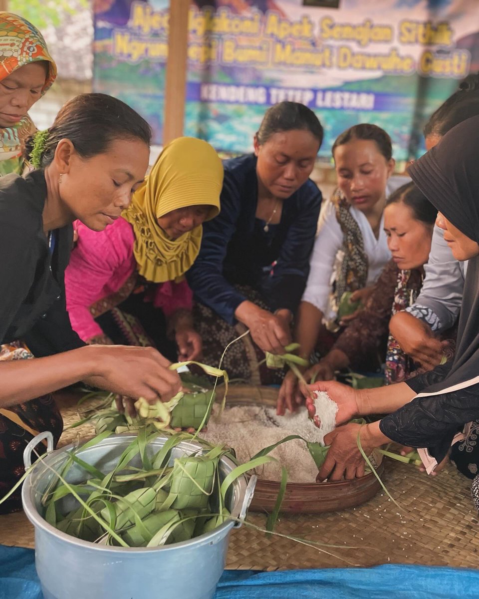 Temon Banyu Beras adalah prosesi mempertemukan bulir-bulir beras dengan air yang nantinya akan diwujudkan menjadi ketupat sebagai makanan dan sumber energi bagi kita untuk tetap hidup dan menghidupi. Temon Banyu melambangkan bahwa tanpa air musnahlah kehidupan.#KupatanKendeng