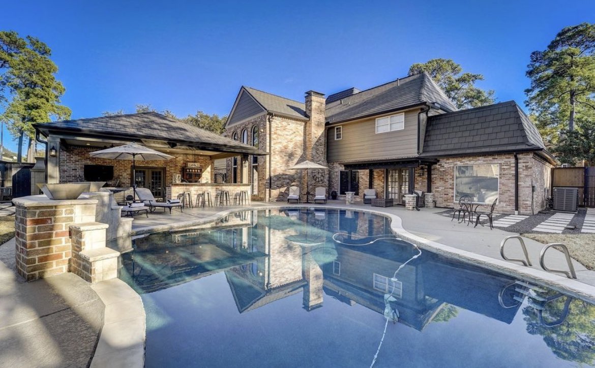 rohindhar's tweet photo. $100k price cut on this absolutely fine looking house with pool in Houston, Texas

Per listing, over $600k in improvements have been made to the home  

Listed at ~$799k https://t.co/T9k959ad73