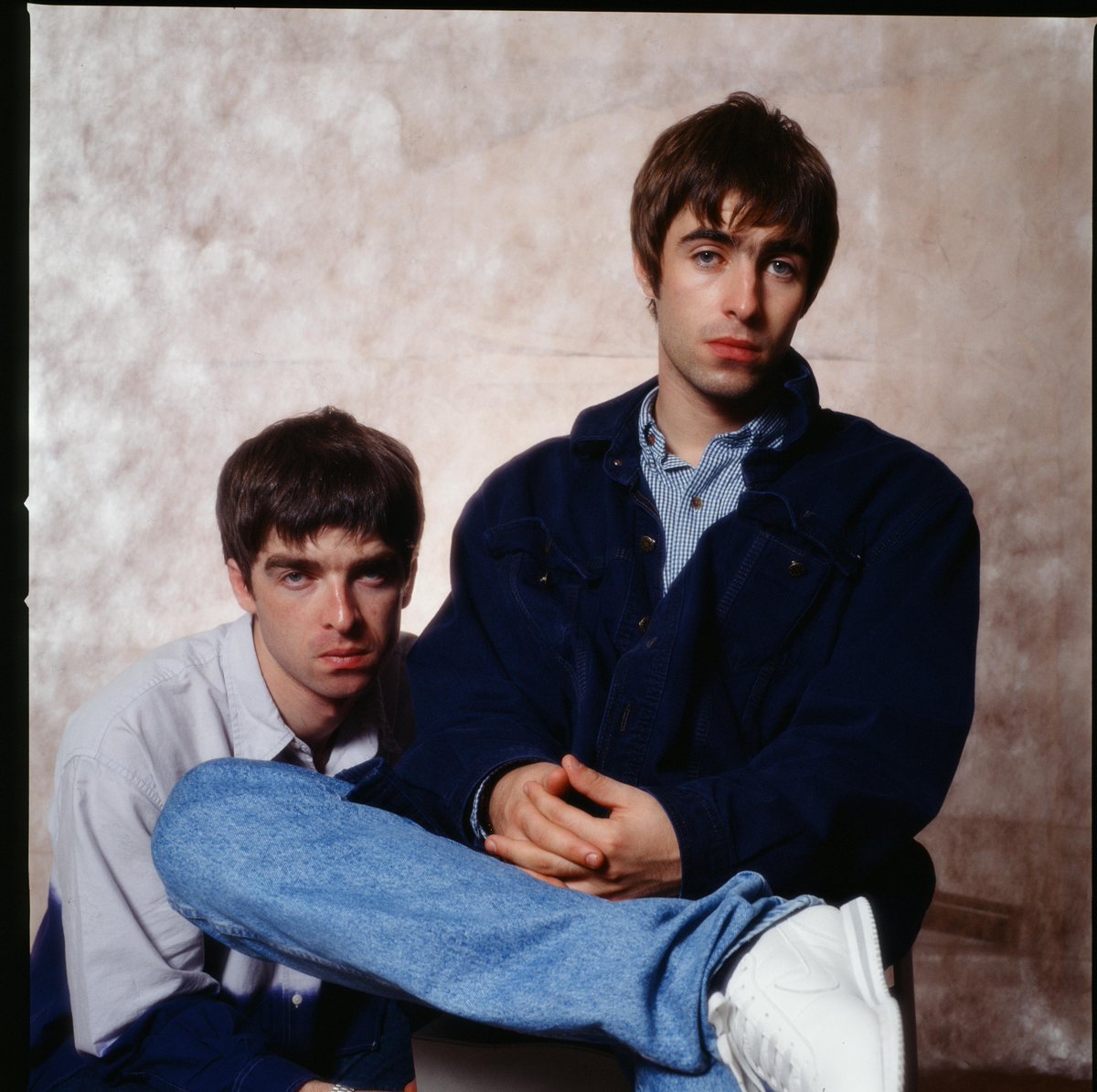 officialcharts's tweet photo. It's 3️⃣ 0️⃣ years since @oasis released their debut single - and Supersonic could enter the Top 10 for the first time ever this week 🌀 https://t.co/3FB89eXZIY 

(📸: Getty) https://t.co/hHaGxeXrBx