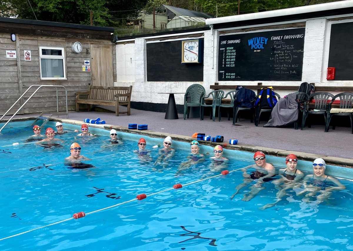 The sun shone on our ChannelTitan relay swimming squad @wiveypool 🌞 🏊‍♀️🏊‍♂️

Year 12 Cara, the youngest ever @tauntonschool channel swimmer, is helping @TauntonPrep school staff mentor youngsters.  She was aged just 12 years & 9 days when she swam her two night relay legs in 2019👊