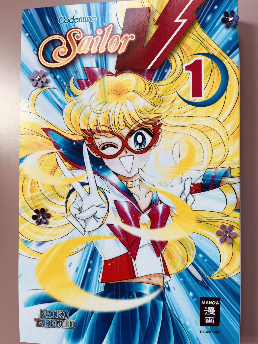 Minakos einzelne Abenteuer als Sailor Venus erinnern stark an die Zeit als Usagi erfahren hat das sie Sailor Moon ist. Der größte Unterschied dürfte wohl sein das Miyako sehr sportlich ist und bei jedem Auftrag sich neu verliebt 😂 #CodenameSailorV #EgmontManga #Mangayear24