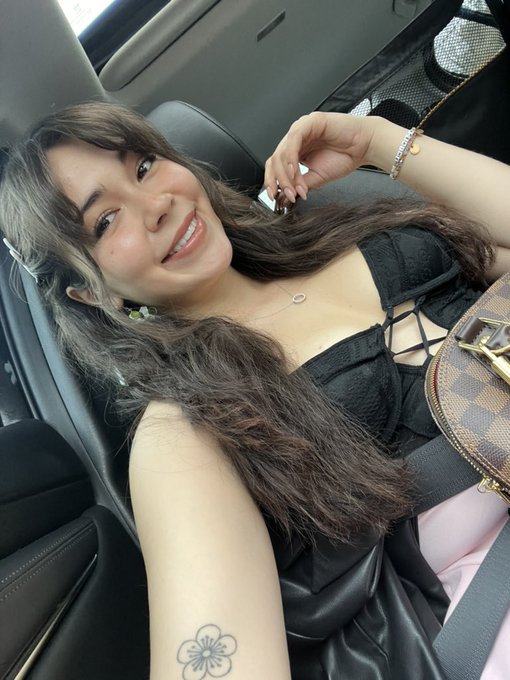 2 pic. Good afternoon everyone 🌸🩷 I hope it is a beautiful day wherever you are. https://t.co/qJtiIL