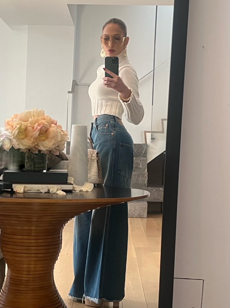 NovaQuinn_3375's tweet photo. Mother out there living her best life with herself or with her family. How haters fume seeing @JLo thriving even with all the nasty hate she gets, a true unproblematic Queen 👸 #JLo #LivingHerBestLife #UnproblematicQueen https://t.co/eMvOS4FUyB