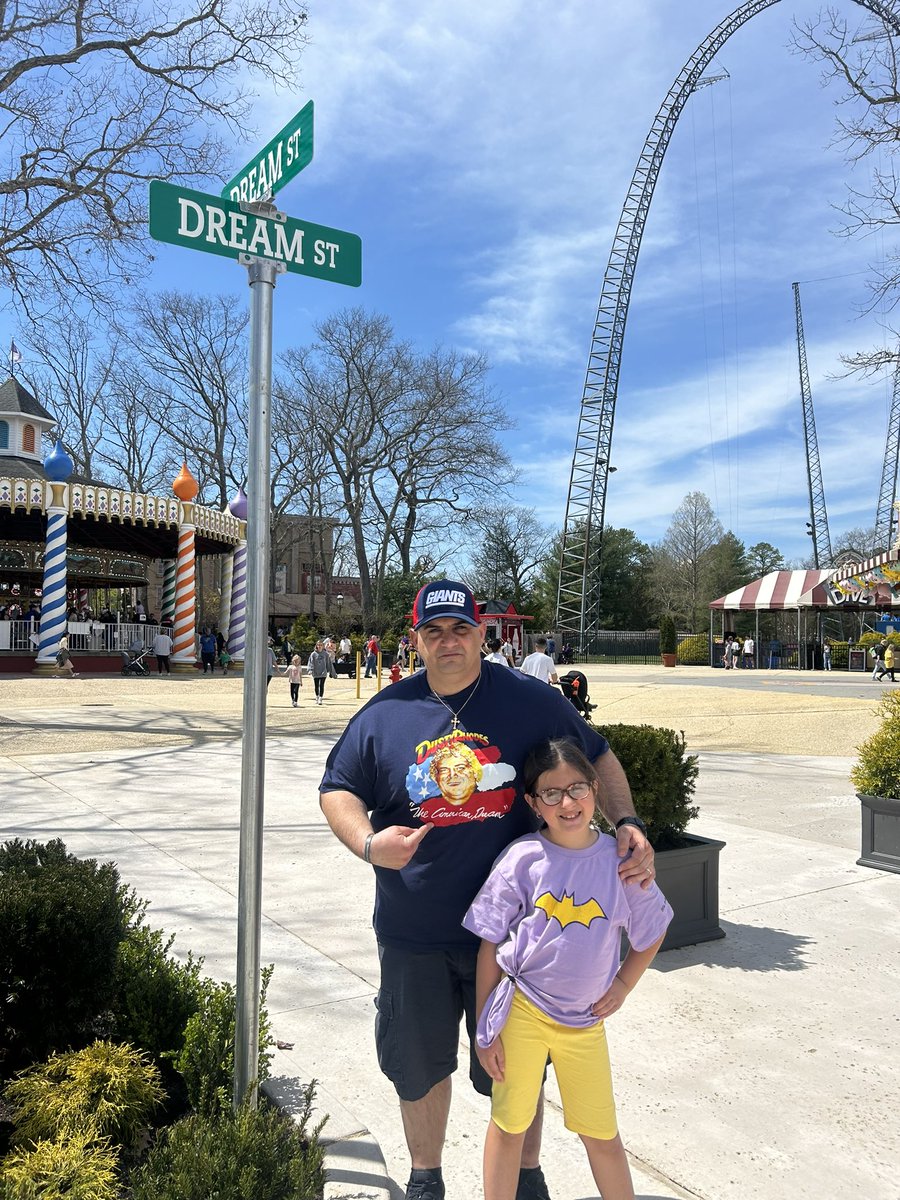 When you visit @SFGrAdventure and find out they named a street after Dream!!! #dustyrhodes #dustytribute #sixflagsgreatadventure