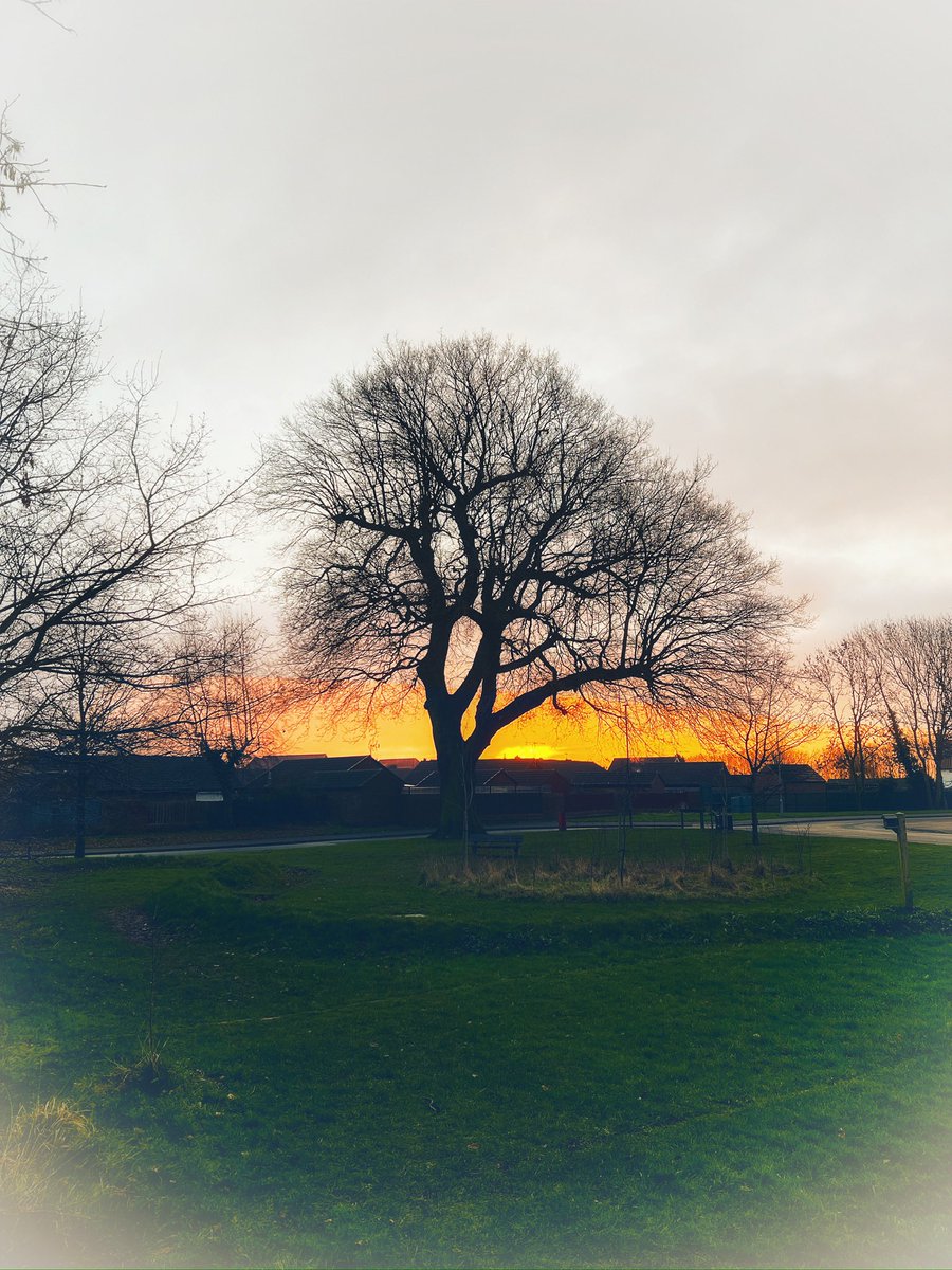 IntermittentTog's tweet photo. The end of another weekend and lovely sunny day. Lots of dog walks and some music stuff in prep for the coming week’s shenanigans

#sun #sunsets #sunday #weekend #weekendvibes #sunset #sunset_pics #sunsetphotography #sky #skyporn #skyphotography #skylovers #skyline #skylover https://t.co/dGQODHPo4E