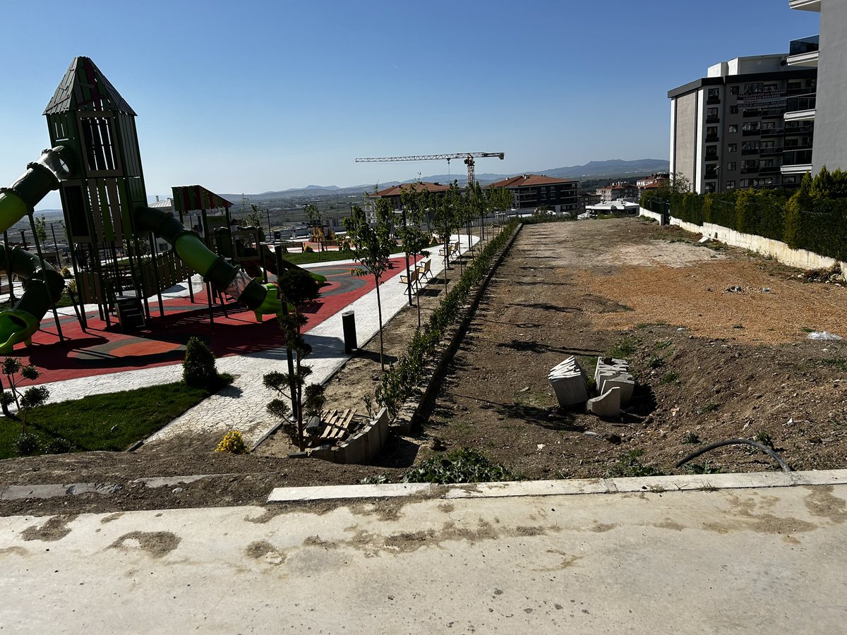 aycincnm's tweet photo. @menemenbelediye Maalesef seçimden sonra bir çivi çakılmadı. Park hala toz toprak içinde. Tamamlanması için ne bekleniyor? Yanında yapılması planlanan yol toprak içinde atıl bir şekilde bekliyor. Seçimler bitti hizmette mi bitti? Yolun yapılmasını ve parkın tamamlanmasını bekliyoruz. https://t.co/rh1zpnqRxh